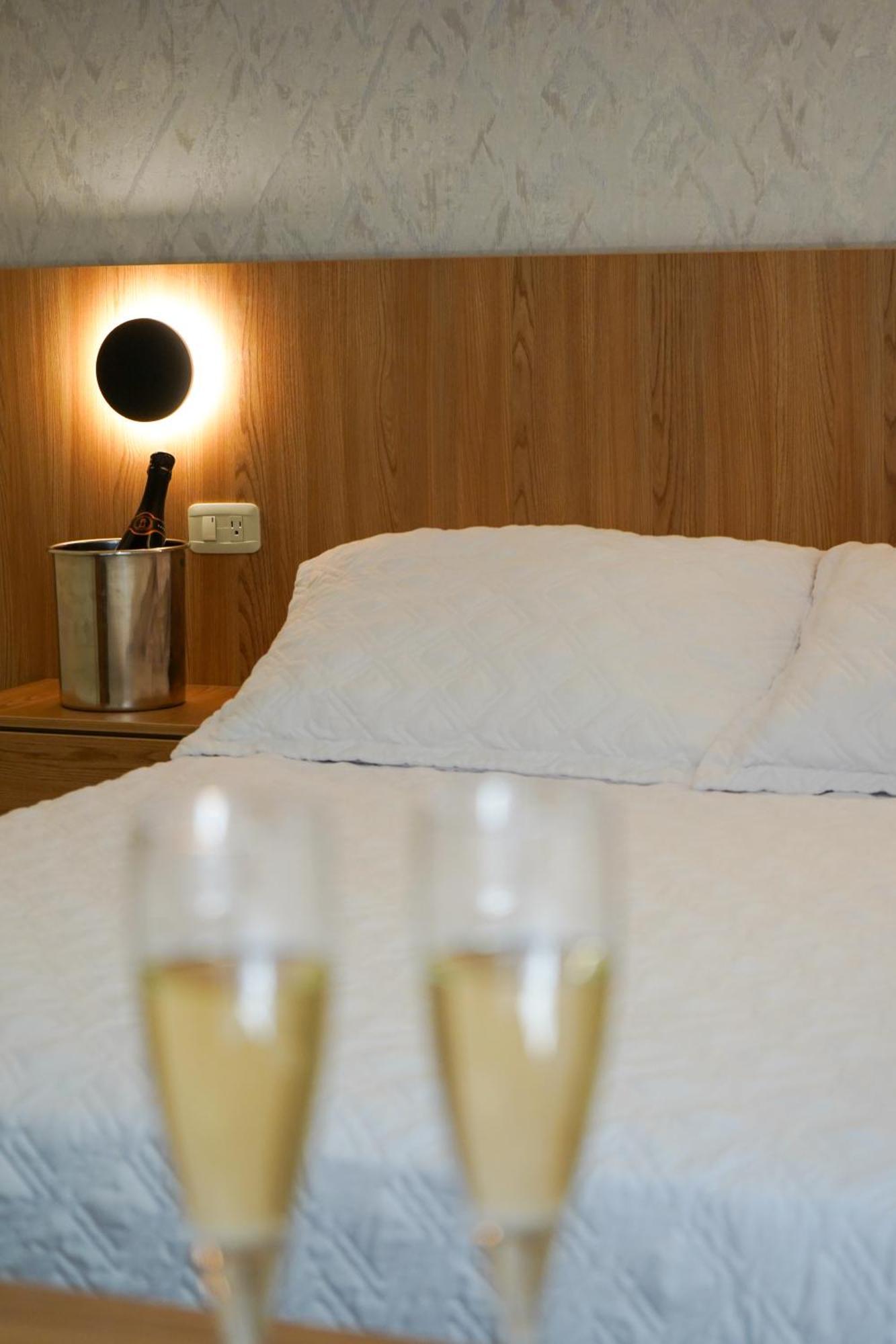 Y Santa Ana Apartahotel